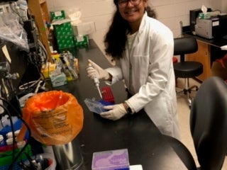 Highschool mentee, conducting experiment