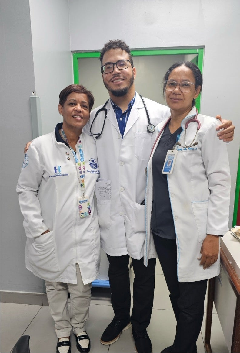 Jesus Viña Moreno with two doctors